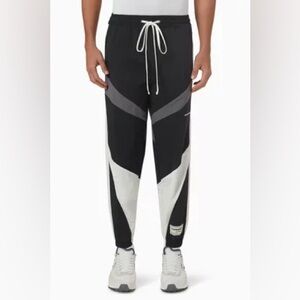 Nwot THE GIVING MOVEMENT
Relaxed Colour-block Sweatpants in RE-SHELL100©